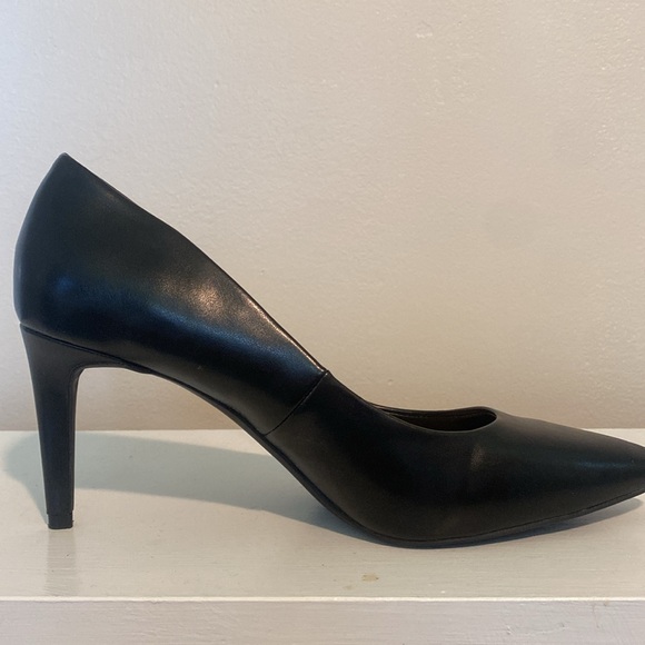 Kelly & Katie Black Heels - Picture 5 of 9